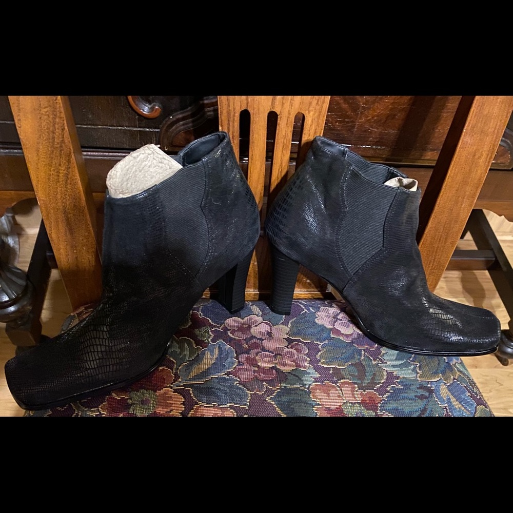 Nina Black Leather Booties Sz 6B NWOT😊😊